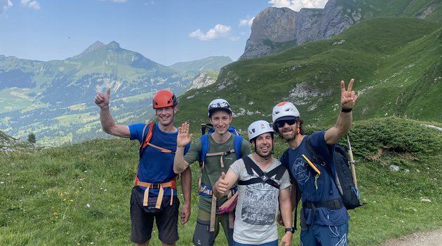 Un petit groupe de randonneurs profite du cours de sport de montagne du CAS à Schönried