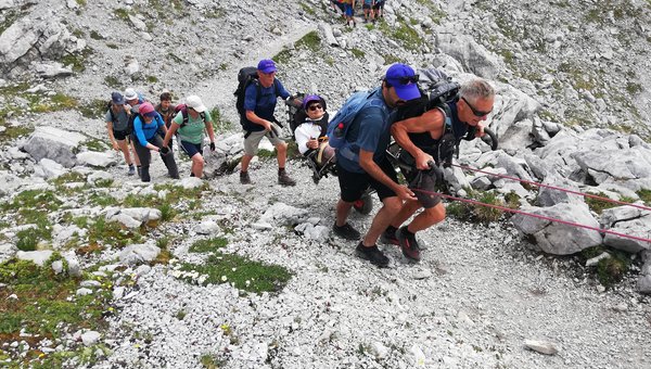 Eine Gruppe von Wanderern ist in den Bergen unterwegs.