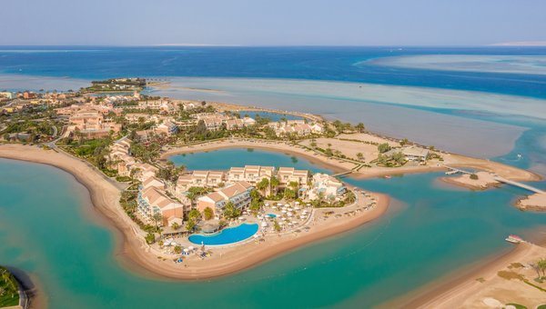 Vue aérienne du beau complexe hôtelier avec une grande plage