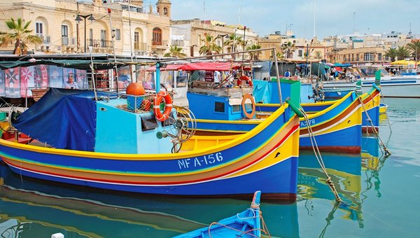 des bateaux colorés ancrés dans un port de Malte.