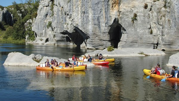 Vier Kanus umgeben von einer Klippe